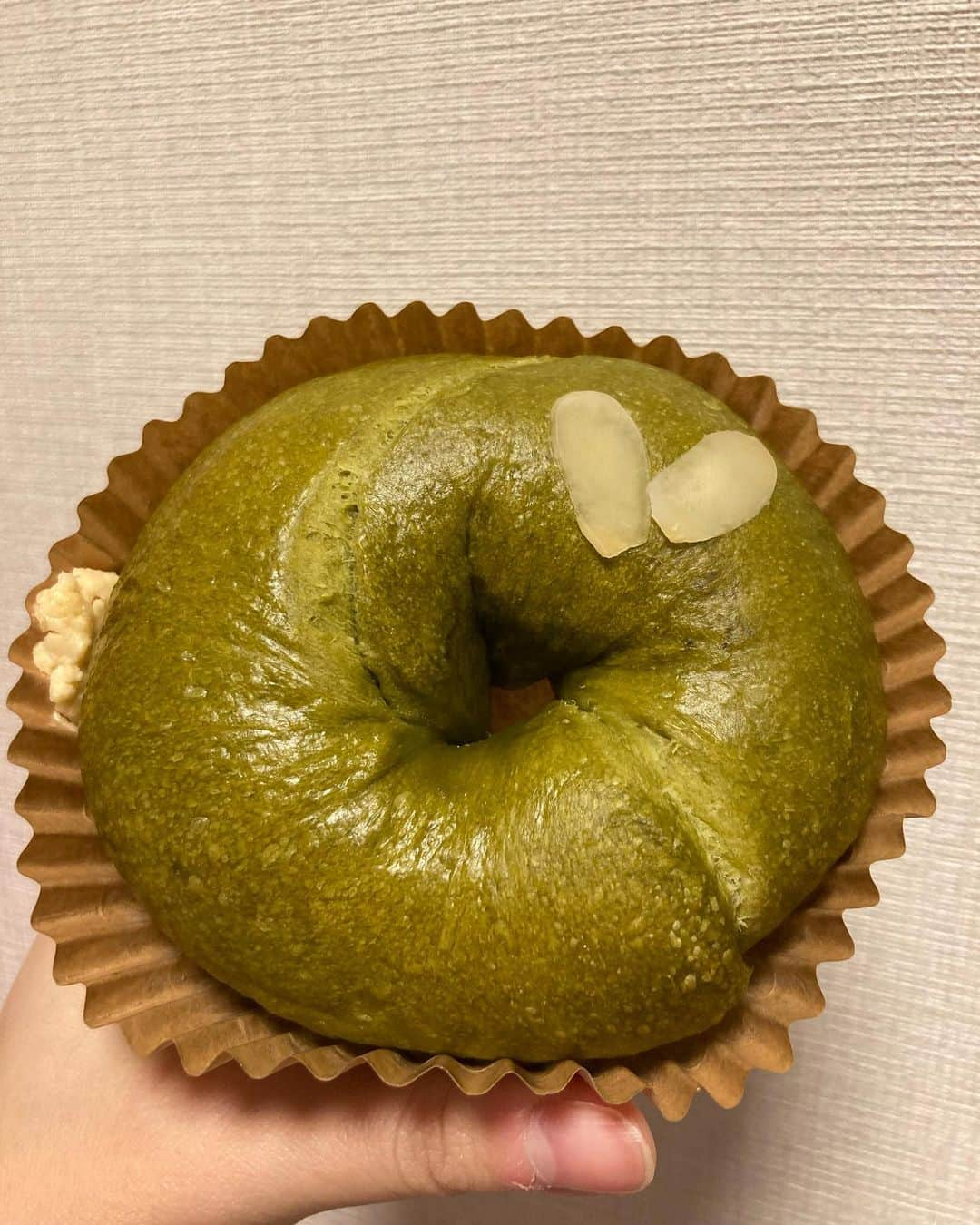 天明麻衣子のインスタグラム：「@chi_pan_bagel さんのベーグル🥯  抹茶とラムレーズンクリームが、上品控えめな甘さで、お互いを引き立て合う美学を見せてくれました！ でも、チョコの濃厚にガツンとくる感じも大好き🍫要はどちらも美味しいのです　笑  #ベーグル通販 #ベーグル通販記録 #抹茶 #ラムレーズンクリーム #チョコ」