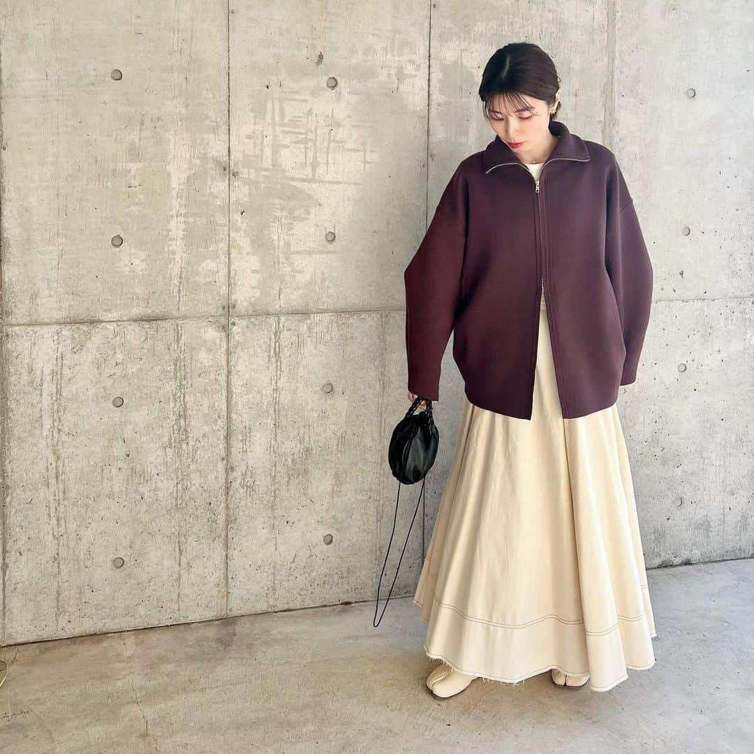 ayakoさんのインスタグラム写真 - (ayakoInstagram)「先日のコーデ🌟 トップスの絶妙カラーお気に入り💜 何年か前に購入して今のところ綺麗に履けてるけど、薄色ロングスカートはやっぱり気を遣うなぁ😅 ・ #manof#マノフ#ronherman #ロングスカート#スカートコーデ #maisonmargiela#tabiboots#タビバレエ#春コーデ #aya__m_code #大人カジュアル#オトナカジュアル#ブーツコーデ  #男の子ママ#シンプル#シンプルコーデ#simple#fashiongram」3月22日 13時21分 - aya.masayan