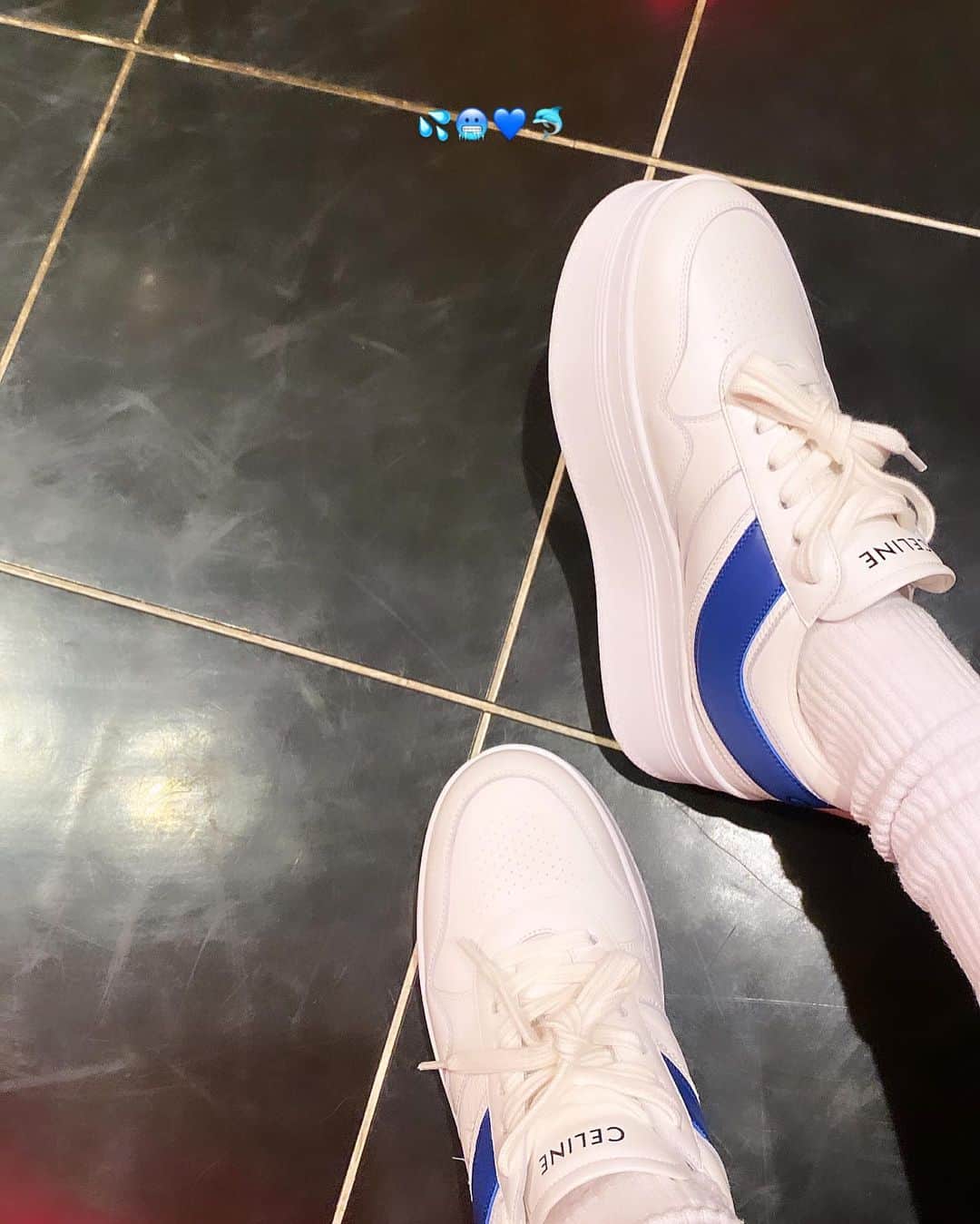 アンジェリカのインスタグラム：「💙🥶💦🐬」