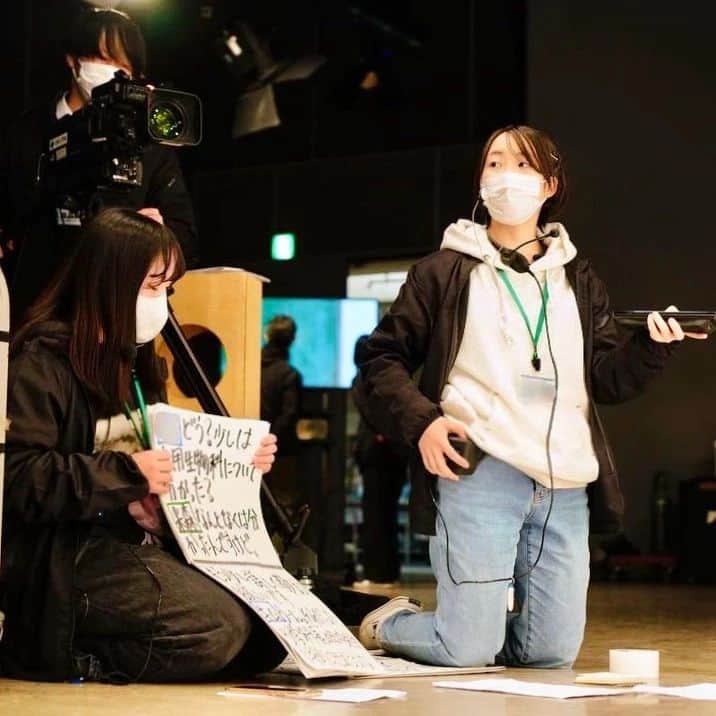 日本工学院さんのインスタグラム写真 - (日本工学院Instagram)「放送芸術科の学生が、番組の制作実習に取り組んでいます🎥 . 収録中は、無線やカンペを使って、連携を取ってます💁 . . 「#日本工学院」をチェック！！ 学生が投稿したリアルな日常風景を見ることができますよ！ . . #nihonkogakuin #専門学校 #日本工学院八王子専門学校 #日本工学院専門学校 #教職員投稿写真 #放送芸術科 #若きつくりびと #映像作品 #映像クリエイター #映像作家 #映像編集 #映像演出 #映画 #動画 #動画制作 #番組 #番組制作 #撮影 #カメラ撮影  #カメラマン男子 #カメラマン女子」3月22日 13時16分 - nihonkogakuin
