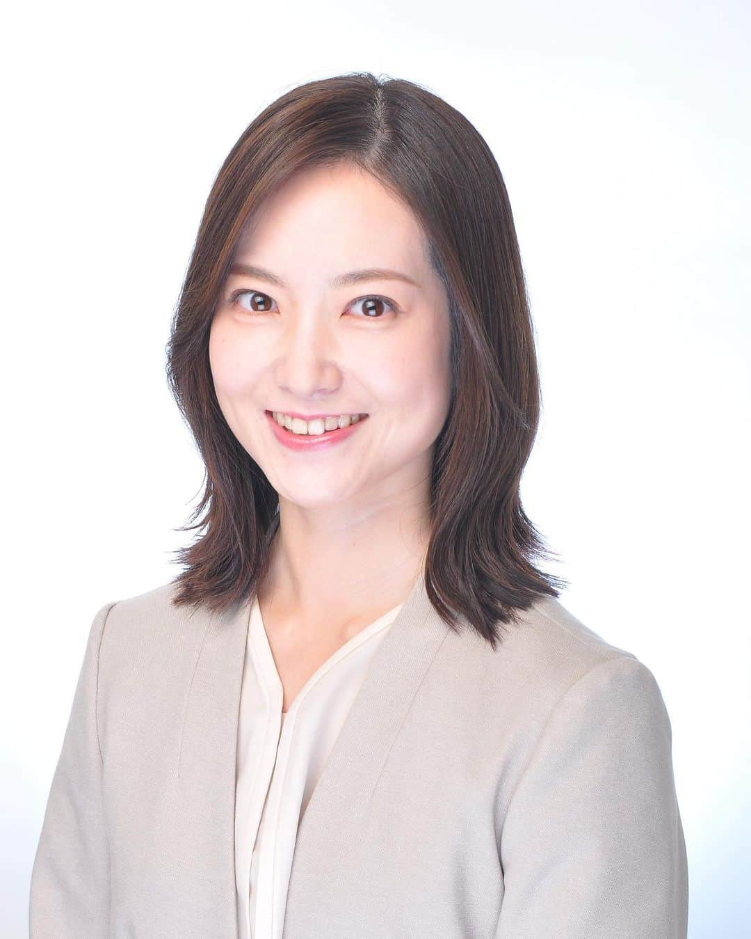 天明麻衣子のインスタグラム：「プロフィール写真を新しくしました！  そろそろ更新したい欲が高まっていたので…。 いつもお世話になっているスタジオで、リラックスして撮影に臨めました✨  #プロフィール写真 #プロフィール写真撮影 #目指せ自然体 #定期的に更新したくなる」
