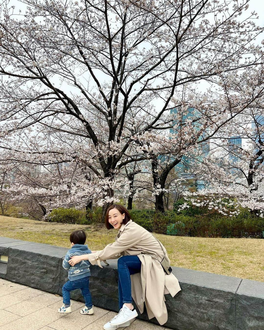 渡辺舞さんのインスタグラム写真 - (渡辺舞Instagram)「今年も大好きなシーズンがやってきました🌸毎年桜を見るとその儚げで優しい香りに涙が出そうになるくらい心が動きます。目が離せないわんぱくな息子と一緒は中々落ち着いては見られないんだけどね。😚  そんな息子ももう時期お兄ちゃんになります✨お気づきの方もいらっしゃるかと思いますがお腹に新しい命を授かりました。既に出産までのこり100日を切りましたが、息子との2人っきり時間もとても貴重に思うし、日々強くお腹に感じるアピールも、愛おしく感じる日々です。  🥰」3月22日 13時18分 - maipu0125