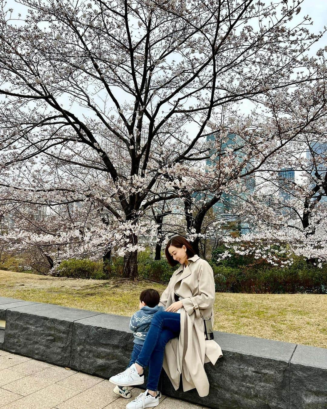 渡辺舞のインスタグラム：「今年も大好きなシーズンがやってきました🌸毎年桜を見るとその儚げで優しい香りに涙が出そうになるくらい心が動きます。目が離せないわんぱくな息子と一緒は中々落ち着いては見られないんだけどね。😚  そんな息子ももう時期お兄ちゃんになります✨お気づきの方もいらっしゃるかと思いますがお腹に新しい命を授かりました。既に出産までのこり100日を切りましたが、息子との2人っきり時間もとても貴重に思うし、日々強くお腹に感じるアピールも、愛おしく感じる日々です。  🥰」