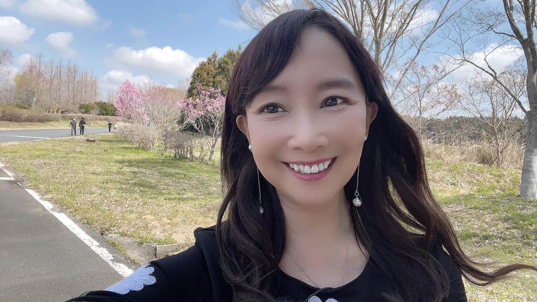 アグネス・チャンのインスタグラム：「予報は雨でしたがロケ地は晴れ‼️ありがたい👍👍とっても気持ちが良いです‼️」