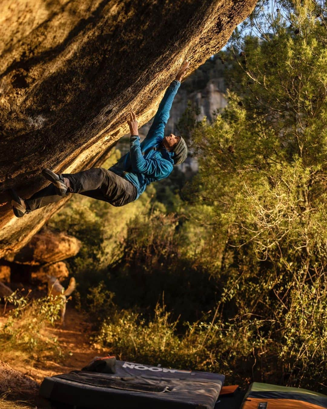 デイブ・グラハムのインスタグラム：「Absolutely stellar photo from my homie @esteban.ele.eme of the majestic Yelo [8B] which I established a few months ago in Siurana 🔥🔥🔥 @adidasterrex @fiveten_official @petzl_official @frictionlabs @tensionclimbing @sendclimbing」