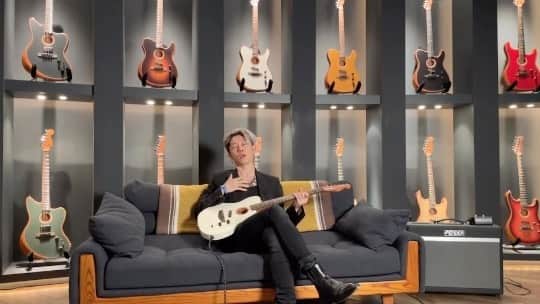 雅-MIYAVI-のインスタグラム：「Coming soon.  今日も元気に語っております。  🎸  #Fender #Acoustasonic #Guitar  #ノクターン編」