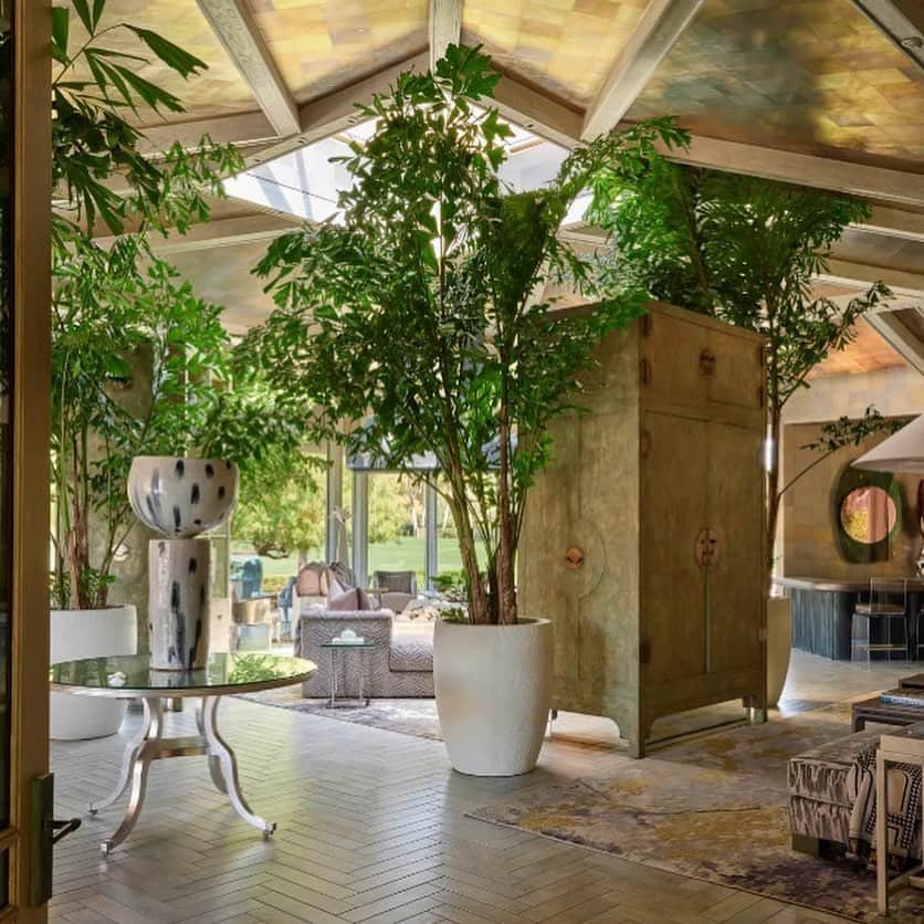 アポロジーさんのインスタグラム写真 - (アポロジーInstagram)「I am still very emotional while looking at this stunning project … thanks to @studiojacksondesign for trusting our Art and Craft, and for giving us the opportunity to be part of this very special and glamorous home. /// /// En Français … vous avez compris, non ?  Post and picture @archdigest @amyastley @rogerdaviesphotography   Video @alysoares  @carole」3月22日 4時38分 - olivia_cognet