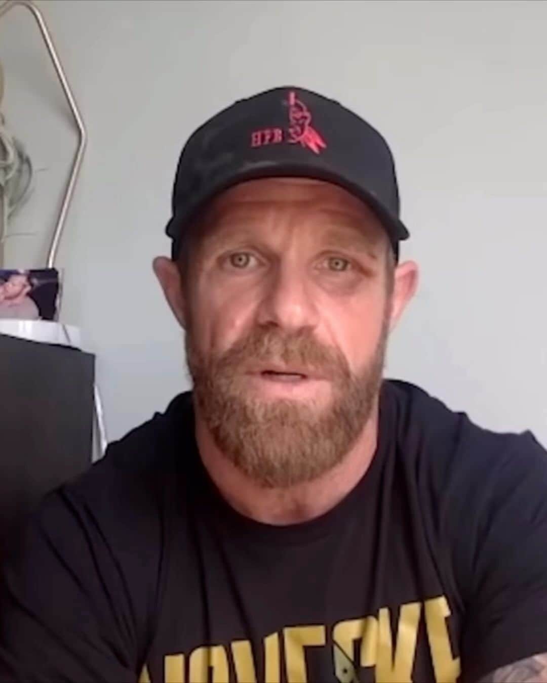 チャーリー・シーンのインスタグラム：「The full interview is available. Me, Eddie… and Admiral Hawkins. @theoperatorpodcast」