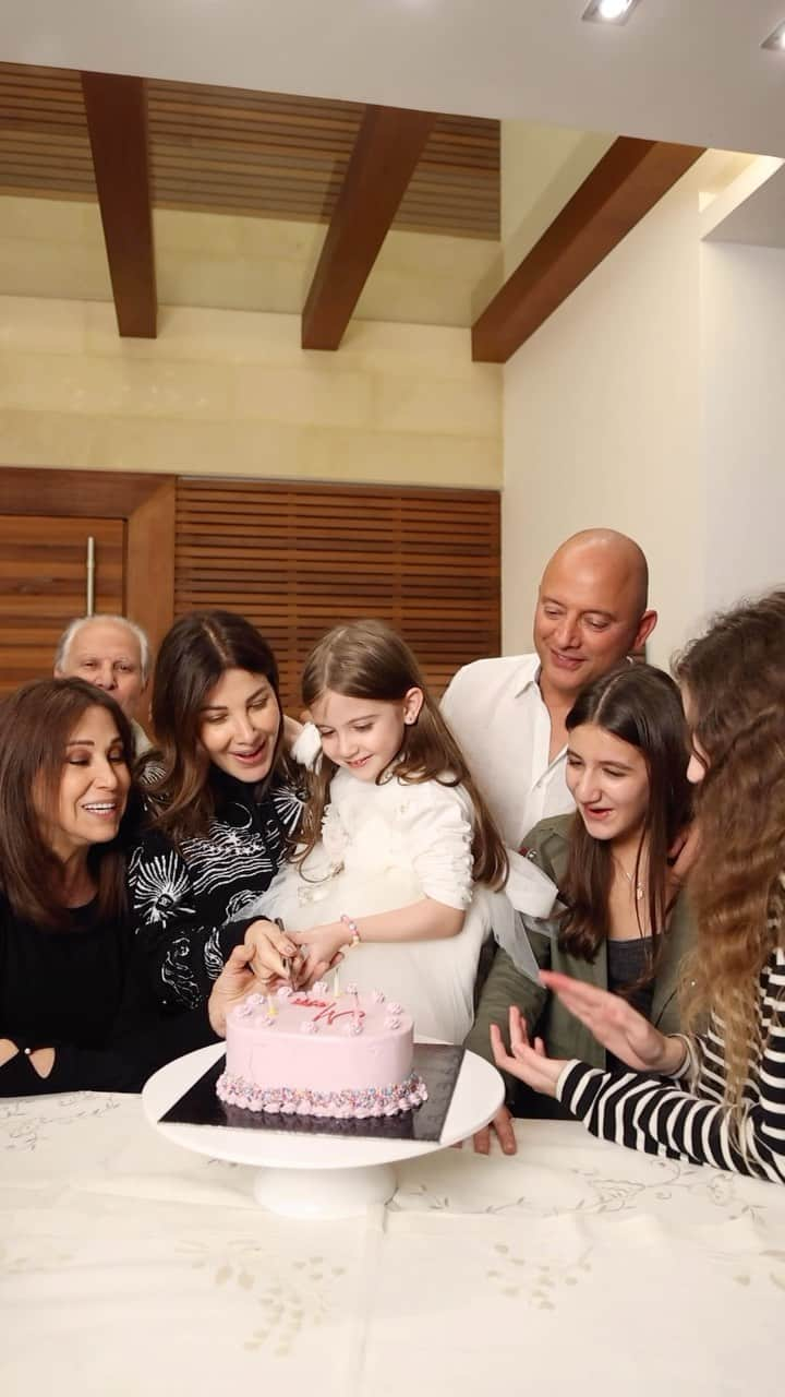 ナンシー・アジュラムのインスタグラム：「Coming home after 20 days to the sweetest surprise. My heart is bursting with love 💕  الله يخلّي ويحمي كل إمهاتكن! 🙏🏻 #MothersDay  #FamilySurprise #Motherhood #Blessed」