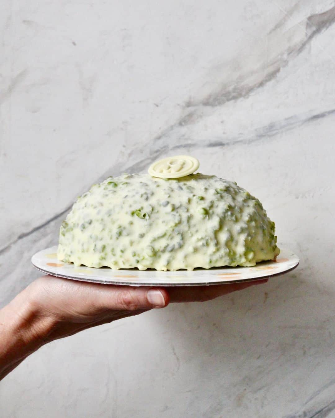 さんのインスタグラム写真 - (Instagram)「La Pasqua è alle porte e in laboratorio abbiamo creato le uova di gelato, eleganti e sfiziose, per festeggiare questa ricorrenza.🌸🌸🌸  👉Una base croccante di biscotti o crumble 👉Una farcitura diversa per ogni uovo, realizzata con il nostro delizioso gelato artigianale 👉Una copertura di croccante cioccolato liscio o roché, arricchito di golose granelle.  Vieni a scoprire il nostro assortimento di uova di Pasqua in gelateria e fai la scelta perfetta per sorprendere i tuoi amici e familiari con un regalo originale.   Ti aspettiamo. Siamo aperti dal Martedì alla Domenica   #gelateriamarghera」3月22日 5時00分 - gelateriamarghera