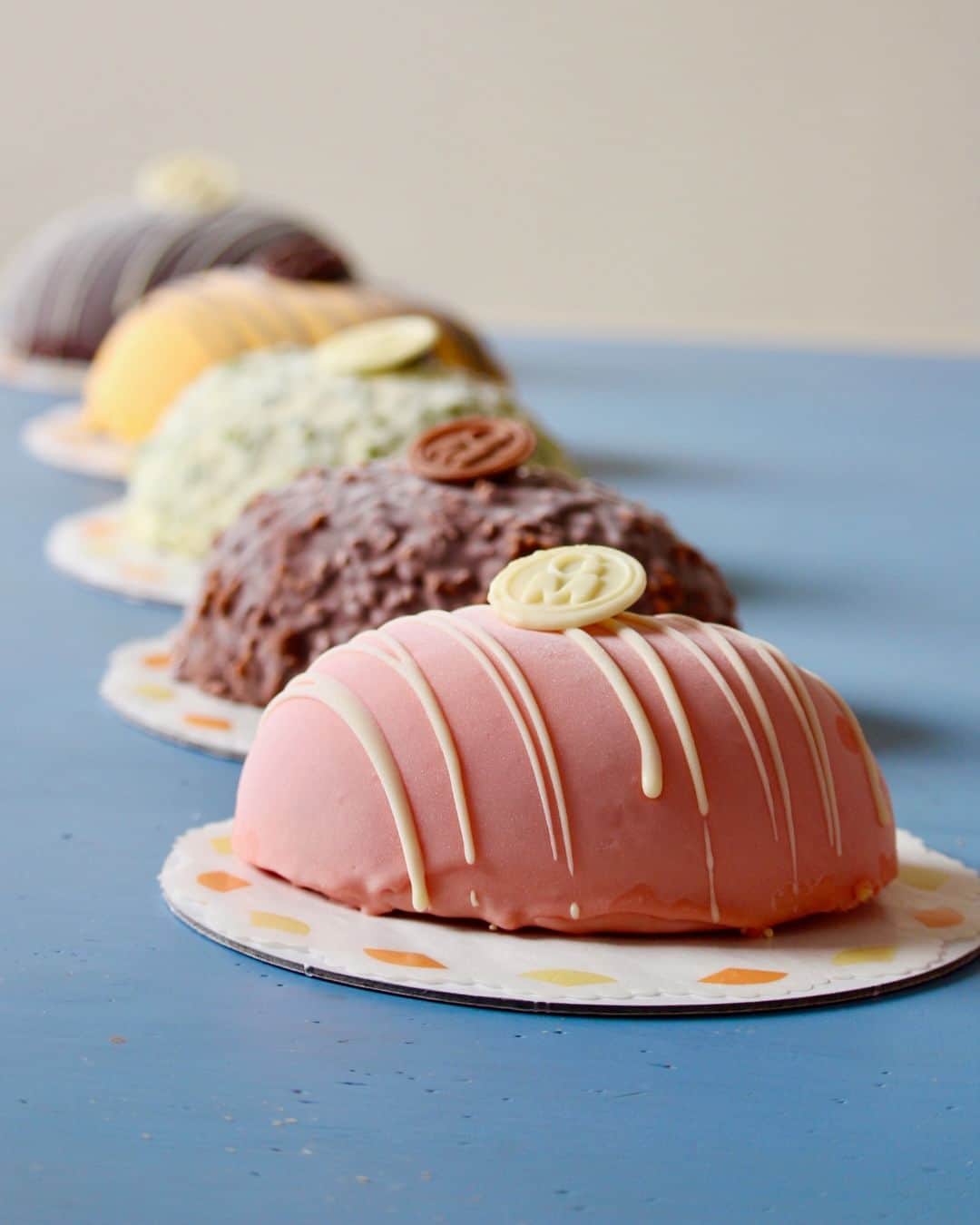 のインスタグラム：「La Pasqua è alle porte e in laboratorio abbiamo creato le uova di gelato, eleganti e sfiziose, per festeggiare questa ricorrenza.🌸🌸🌸  👉Una base croccante di biscotti o crumble 👉Una farcitura diversa per ogni uovo, realizzata con il nostro delizioso gelato artigianale 👉Una copertura di croccante cioccolato liscio o roché, arricchito di golose granelle.  Vieni a scoprire il nostro assortimento di uova di Pasqua in gelateria e fai la scelta perfetta per sorprendere i tuoi amici e familiari con un regalo originale.   Ti aspettiamo. Siamo aperti dal Martedì alla Domenica   #gelateriamarghera」
