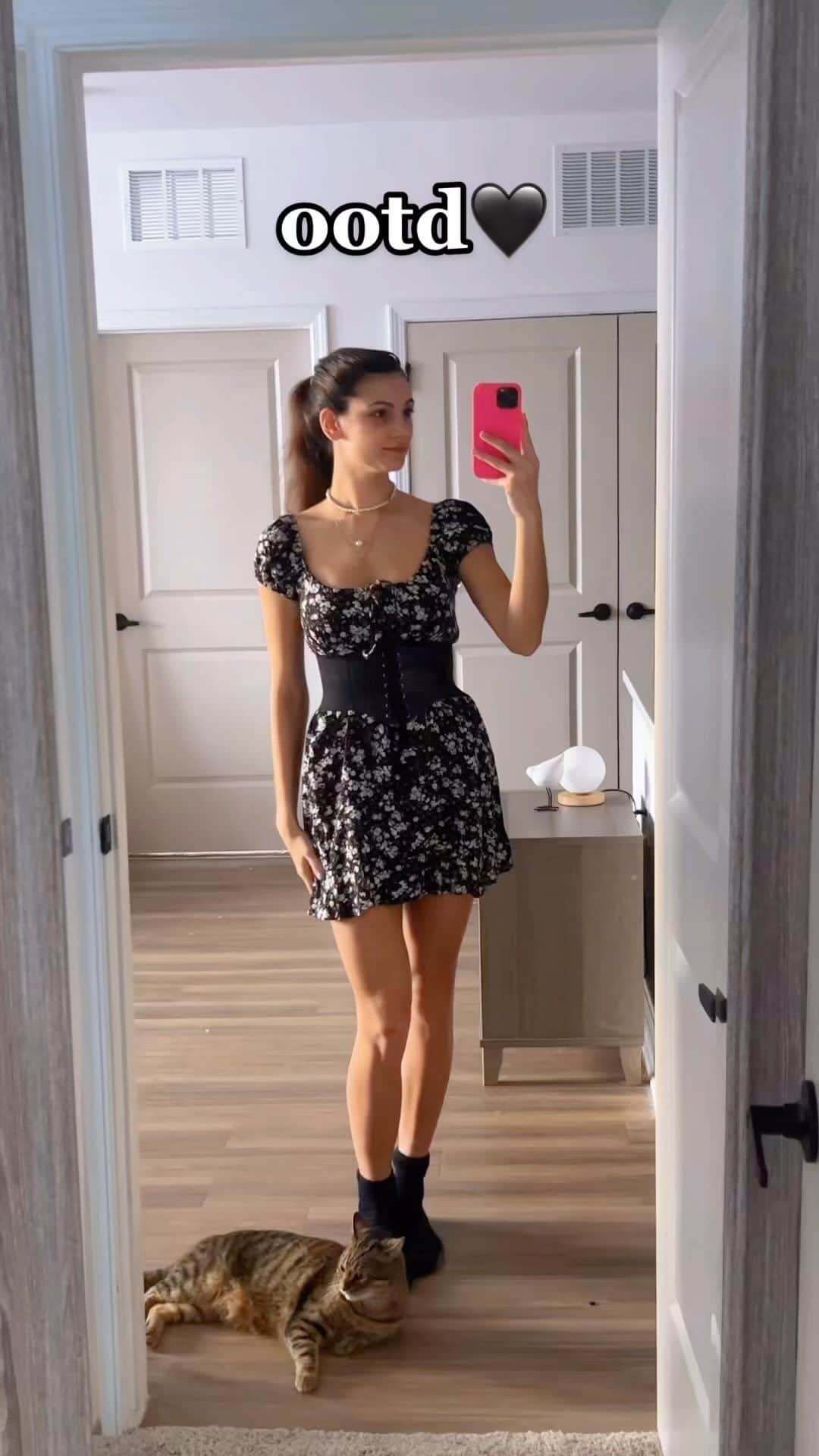 のインスタグラム：「sleeves on or off with this dress??   #grwm #ootd #pickmyoutfit」