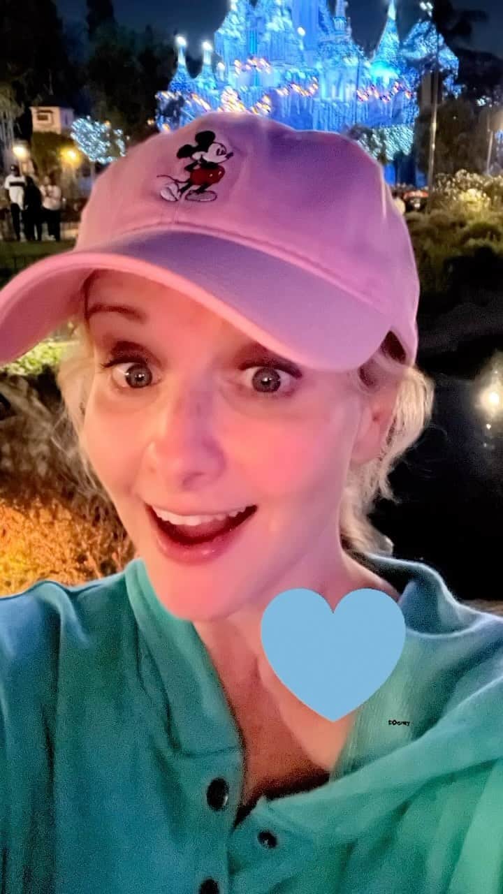メリッサ・ラウシュのインスタグラム：「Just wanted to give a special shoutout to our wonderful day at @disneyland a little while back. We had the most magical time. I get why it is truly the happiest place on earth. It’s physically impossible to walk around that place pissed off. One’s body can only eat mickey shaped treats full of joy...there is no other way. 🌟」