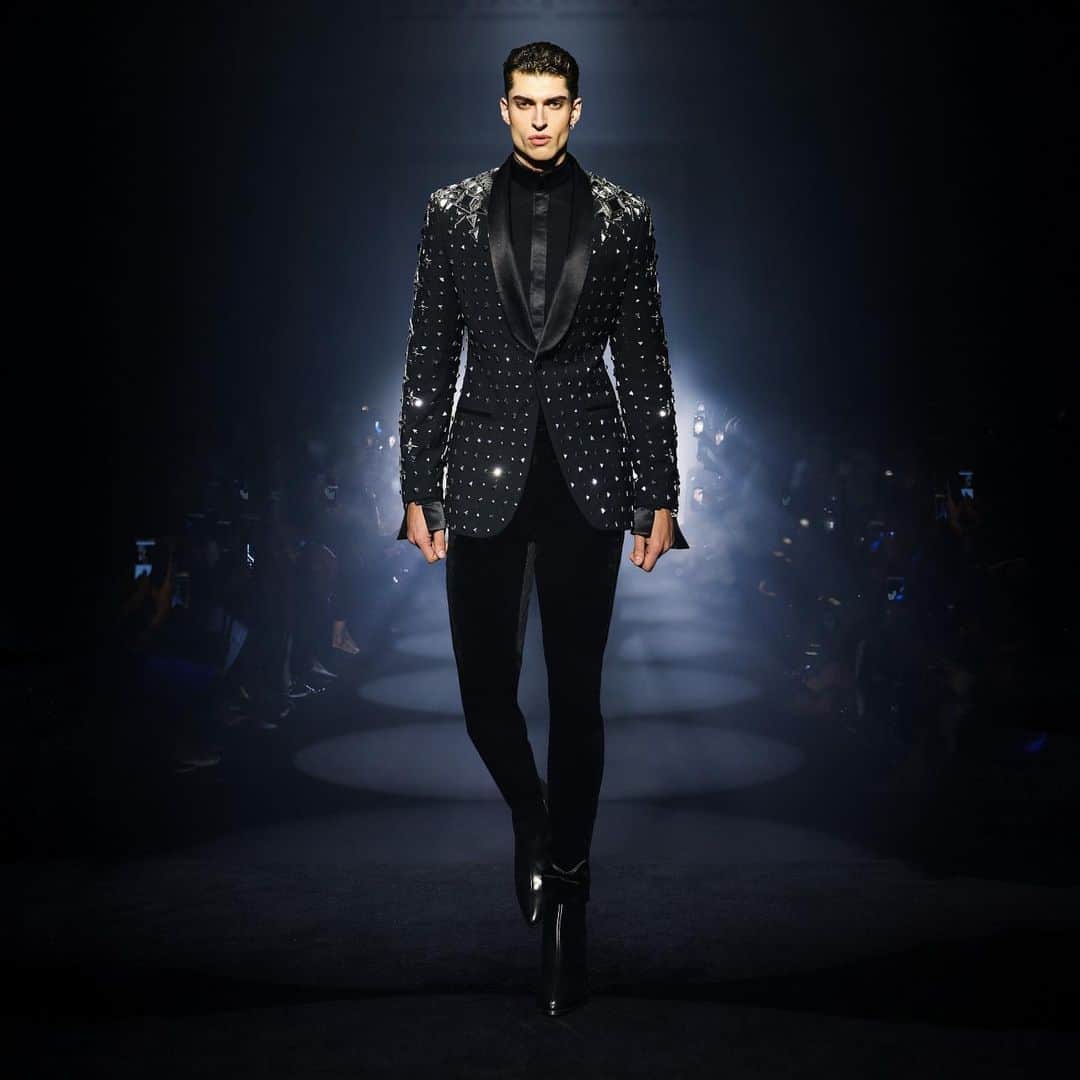 ジュリアンマクドナルドのインスタグラム：「Hypnotizing the audience with his alluring grace and captivating charm, the striking and magnetic @azimosmni looked suave in a 𝗝𝗨𝗟𝗜𝗘𝗡 𝗠𝗔𝗖𝗗𝗢𝗡𝗔𝗟𝗗 𝟮𝟬𝟮𝟯 𝗠𝗘𝗡𝗦𝗪𝗘𝗔𝗥 fully embroidered tailored tuxedo jacket with a Duchess Satin shawl collar and structured shoulders embellished with 3D laser-cut graphic plexiglass and metallic design over a crisp cotton shirt with a duchess satin placket, collar & cuff detail and stretch velvet tailored tuxedo trousers with satin flat piping.  Big thank you to all who contributed to a successful JULIENxGABRIELA AW24 show:  Styling: @karlplewka Makeup: @wendyrowe Hair: @sammcknight1 Nails: @glitterbels Shoes: @charkviani Belts: @jivomir.domoustchiev Tanning: @cocoandeve Production: @mybeautifulcity Music: @djsmokinjo Casting: @angusctmunro PR: @purplepr Official Sponsor: @weshopsocial」