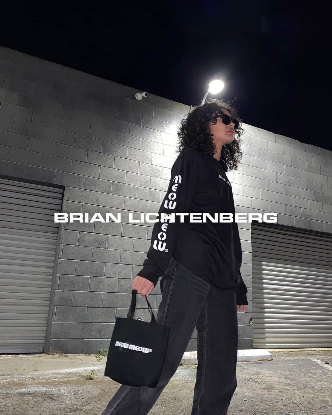 ブライアン・リッテンバーグのインスタグラム：「TINA IN THE MEOW MEOWⒷ LONG SLEEVE TEE AND TOTE BAG   #BRIANLICHTENBERG」