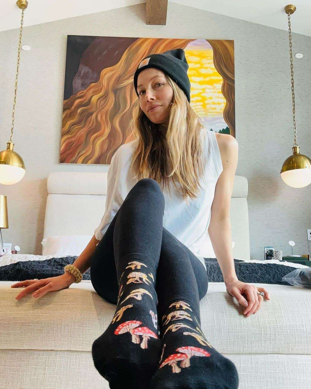 ジェシカ・ビールのインスタグラム：「For #WorldDownSyndromeDay this year, I’m wearing FUN SOCKS to support my amazing niece @lovelyzayab and to celebrate the whole incredible community 🌞 Post yours to send love to our friends and family all over the world 🧦❤️」