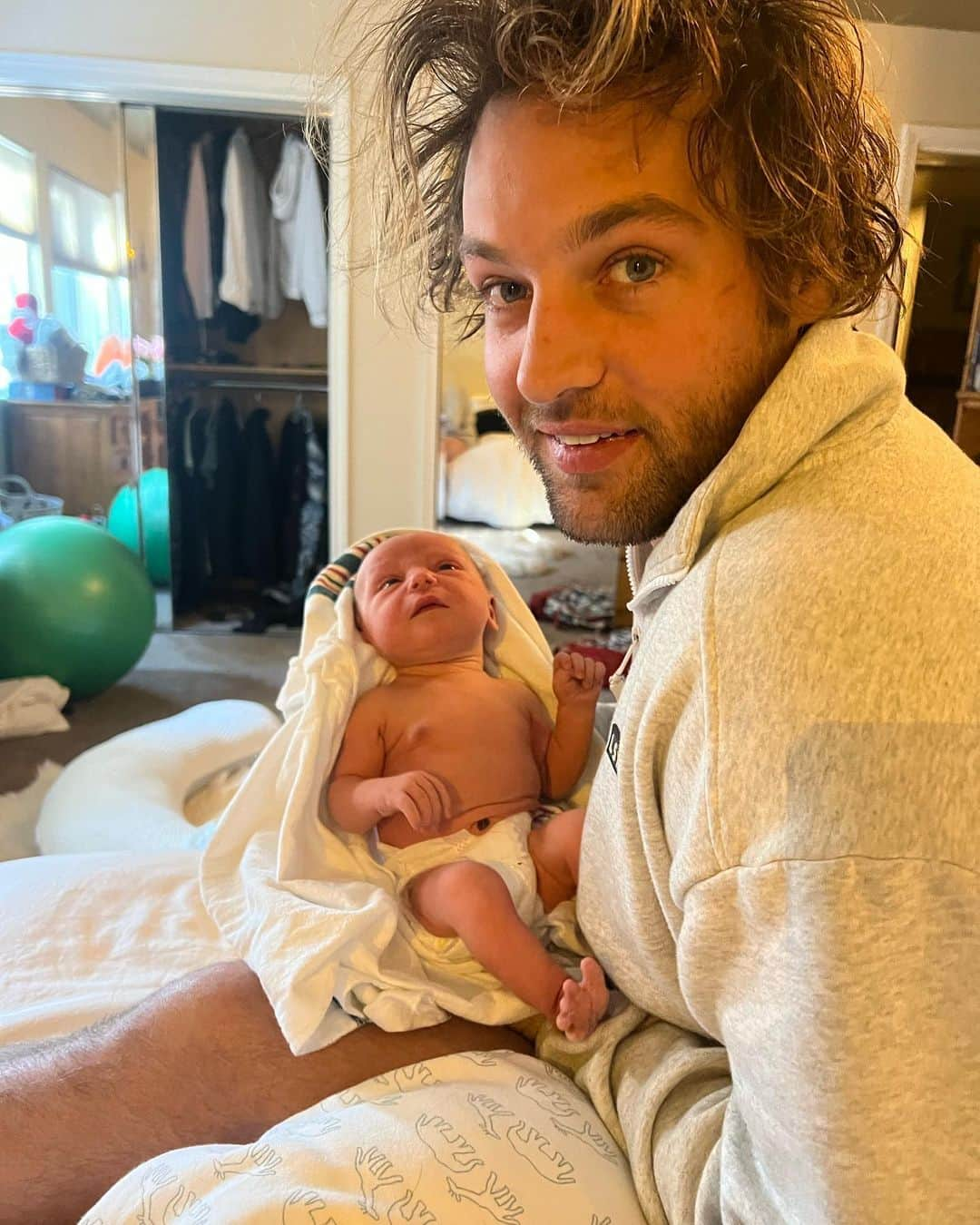 ジェイミー・アンダーソンのインスタグラム：「Meet Misty Rose Nicholson 💜  Wow what an experience bringing a lil nugget into this world. Hats off to @jamieanderson & every mother out there,  birth is such a beautiful thing.  The last photo she is 5 minute old 🥺」