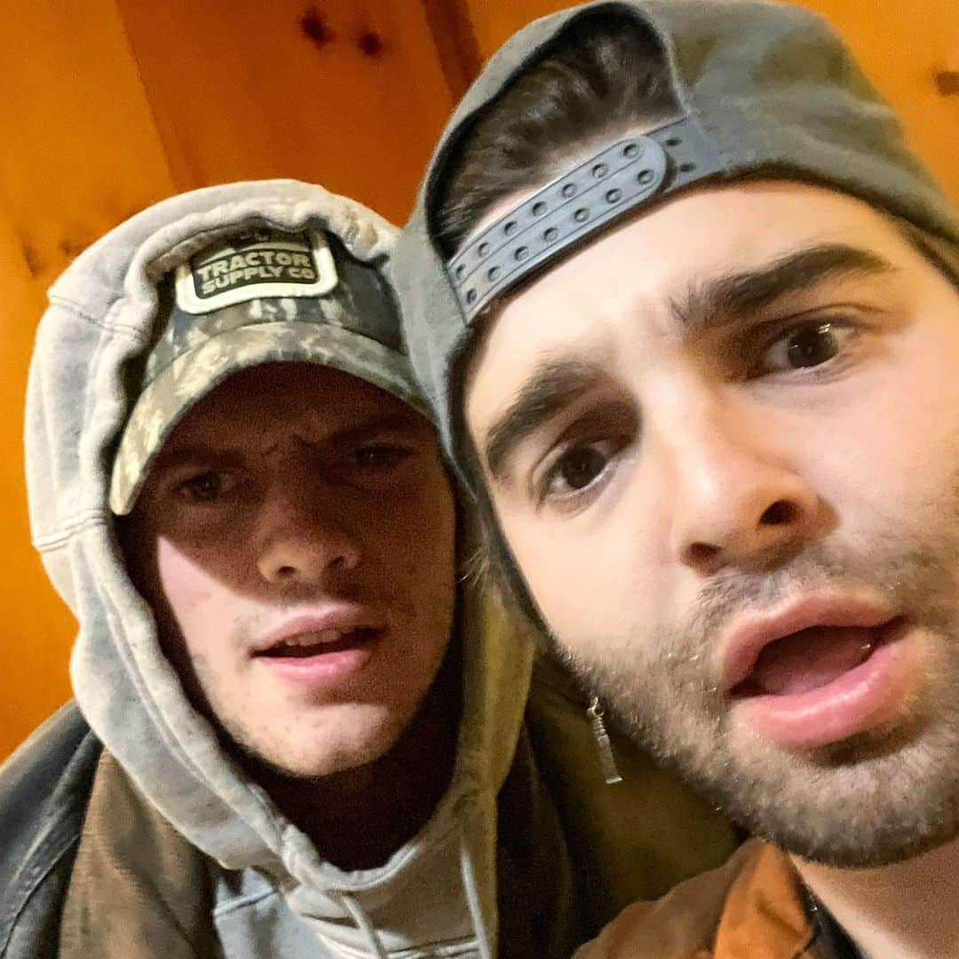 ジャック・グリフォーのインスタグラム：「Happy bday Jacey 🎂🦸🏻‍♂️ this was taken last year on my bday. And now it is ur bday.🤯💕⚡️」