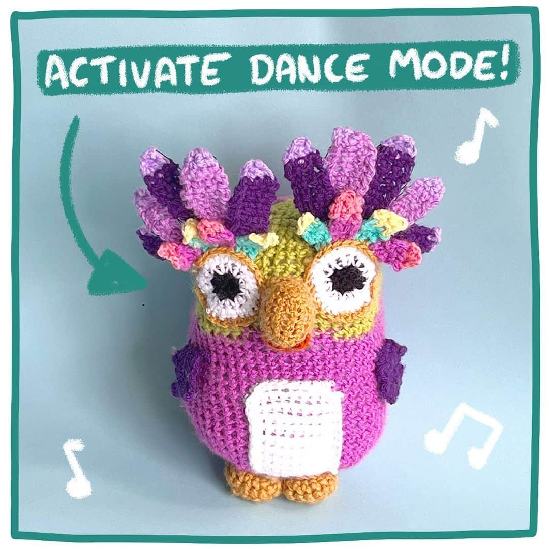 Phil Fergusonさんのインスタグラム写真 - (Phil FergusonInstagram)「Activate Dance Mode with your very own crochet chattermax! 💜  Pattern created by Phil Ferguson ( @chiliphilly )   Download the instructions and get creative at Bluey.tv  #Bluey」3月22日 6時00分 - chiliphilly