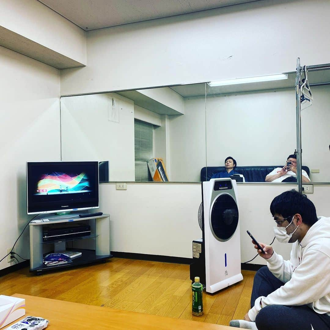 カバさんのインスタグラム写真 - (カバInstagram)「おはようございます！ 今日もコーヒーから(7日目)  昨日は吉本新喜劇記念日2023を楽屋から見てました！面白かったですね！新座長のアキさん、裕さんおめでとうございます🎉️✨  今日はNGK2回公演、夜は24日の佐藤太一郎・小西武蔵リーダーの新新喜劇の稽古が始まります！  こちら立ち見のチケット、そしてオンライン配信チケットはまだ販売中ですので、是非購入して下さい😊  #コーヒーチャレンジ #まずは1日1杯  #吉本新喜劇 #新喜劇 #NGK #なんばグランド花月 #酒井藍 #佐藤太一郎 #小西武蔵 #カバ #劇場へ是非」3月22日 6時15分 - kabaking0129