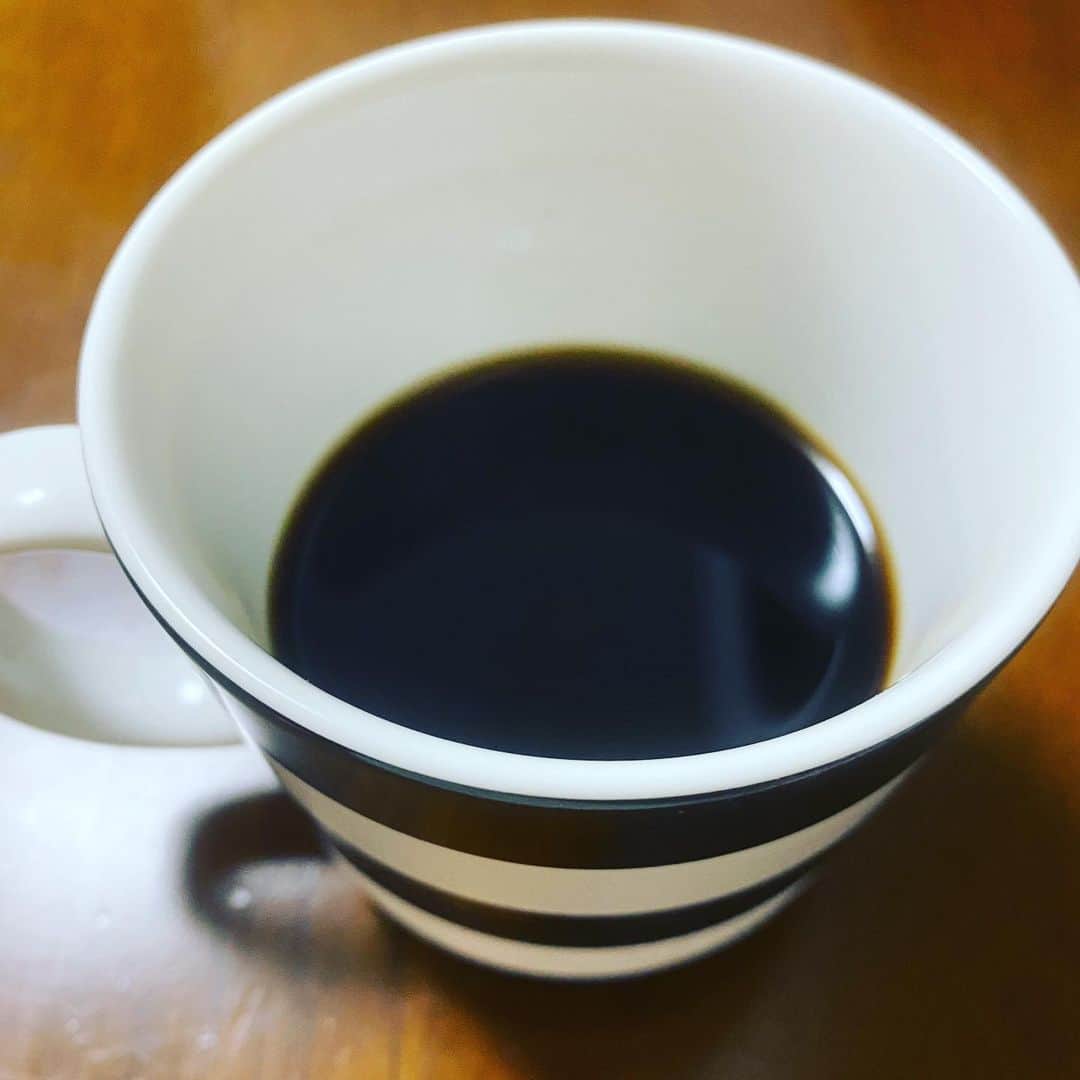カバのインスタグラム：「おはようございます！ 今日もコーヒーから(7日目)  昨日は吉本新喜劇記念日2023を楽屋から見てました！面白かったですね！新座長のアキさん、裕さんおめでとうございます🎉️✨  今日はNGK2回公演、夜は24日の佐藤太一郎・小西武蔵リーダーの新新喜劇の稽古が始まります！  こちら立ち見のチケット、そしてオンライン配信チケットはまだ販売中ですので、是非購入して下さい😊  #コーヒーチャレンジ #まずは1日1杯  #吉本新喜劇 #新喜劇 #NGK #なんばグランド花月 #酒井藍 #佐藤太一郎 #小西武蔵 #カバ #劇場へ是非」