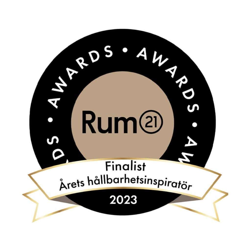 Frida Ramstedtのインスタグラム：「Thank you for the nomination 🙏🏻  Jag fick precis veta att jag har gått till final i kategorin Årets hållbarhetsinspiratör 2023 i @rum21se Award som avgörs på fredag. Tack till de läsare som har valt att nominera mig och som tycker att mina böcker och min blogg gör skillnad för hur de väljer att tänka mer långsiktigt kring inredning och design och de köp som görs till hemmet.   Det är ju det bästa betyget jag kunde få, alldeles oavsett hur det nu går på sluttampen. Stort TACK från mig till dig som tagit dig tid att ge mig denna uppmuntran!  ”Till kategorin årets hållbarhetsinspiratör nominerar man den profil som inspirerar till ett hållbart synsätt på inredning. En hållbar inredningsinspiratör är en person som inreder för livet och inte för trender. Personen som med tips och råd vägleder sina följare till att inreda mer klimatsmart på olika vis.”  #rum21awards #rum21se」