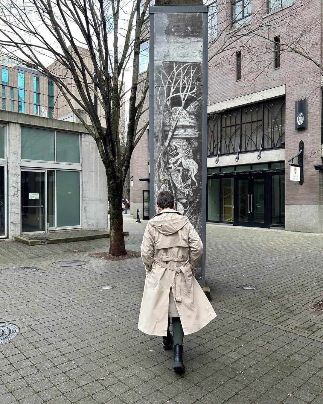 ナウさんのインスタグラム写真 - (ナウInstagram)「Getting in the spring mood ~ strolling around the #pdxpearldistrict around our retail store [NW 11 + NW Everett] and checking out our neighbors @talisegarden ~ Who else is planning to do some 🌼 gardening this weekend?   #springmood #pdxstyle #lovejoycolumns #downtownpdx #classictrench #springstyle #livenau #jaquelinetrench #ecofriendlyfashion #springequinox」3月22日 6時34分 - nauclothing