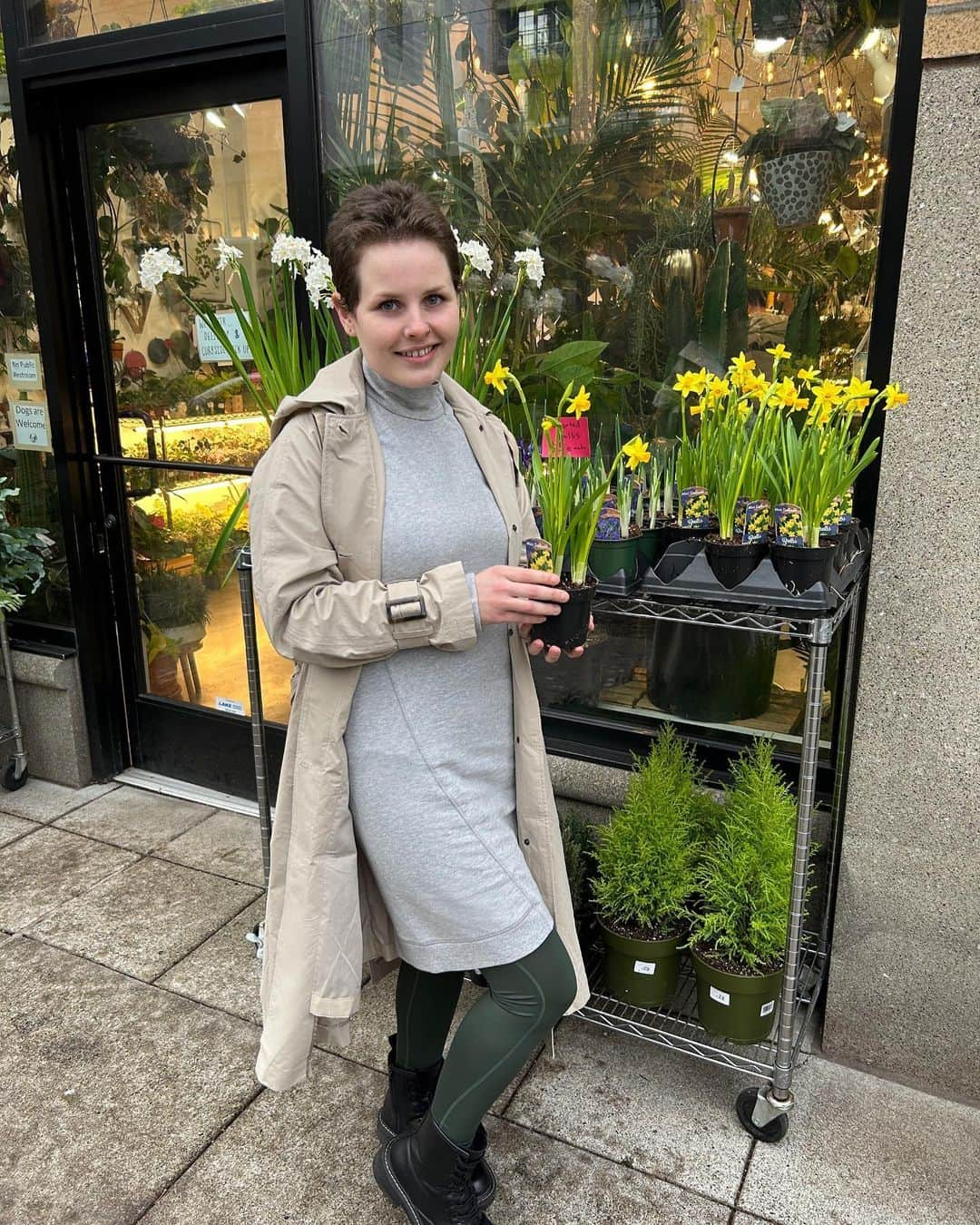 ナウさんのインスタグラム写真 - (ナウInstagram)「Getting in the spring mood ~ strolling around the #pdxpearldistrict around our retail store [NW 11 + NW Everett] and checking out our neighbors @talisegarden ~ Who else is planning to do some 🌼 gardening this weekend?   #springmood #pdxstyle #lovejoycolumns #downtownpdx #classictrench #springstyle #livenau #jaquelinetrench #ecofriendlyfashion #springequinox」3月22日 6時34分 - nauclothing