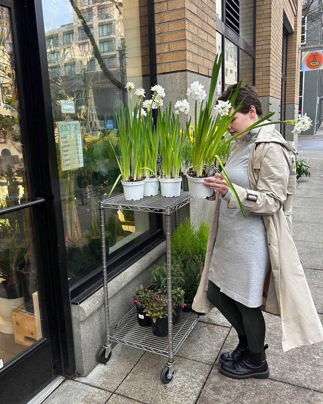 ナウさんのインスタグラム写真 - (ナウInstagram)「Getting in the spring mood ~ strolling around the #pdxpearldistrict around our retail store [NW 11 + NW Everett] and checking out our neighbors @talisegarden ~ Who else is planning to do some 🌼 gardening this weekend?   #springmood #pdxstyle #lovejoycolumns #downtownpdx #classictrench #springstyle #livenau #jaquelinetrench #ecofriendlyfashion #springequinox」3月22日 6時34分 - nauclothing