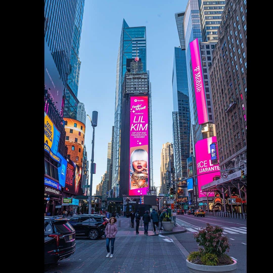 リル・キムのインスタグラム：「Awww this is so sweet!!! Thank U @spotify for the magnificent billboard. I’m super appreciative. Hey guys, If you are in Times Square New York stop by the billboard take a picture and I’ll post it. ❤️📸🤗」