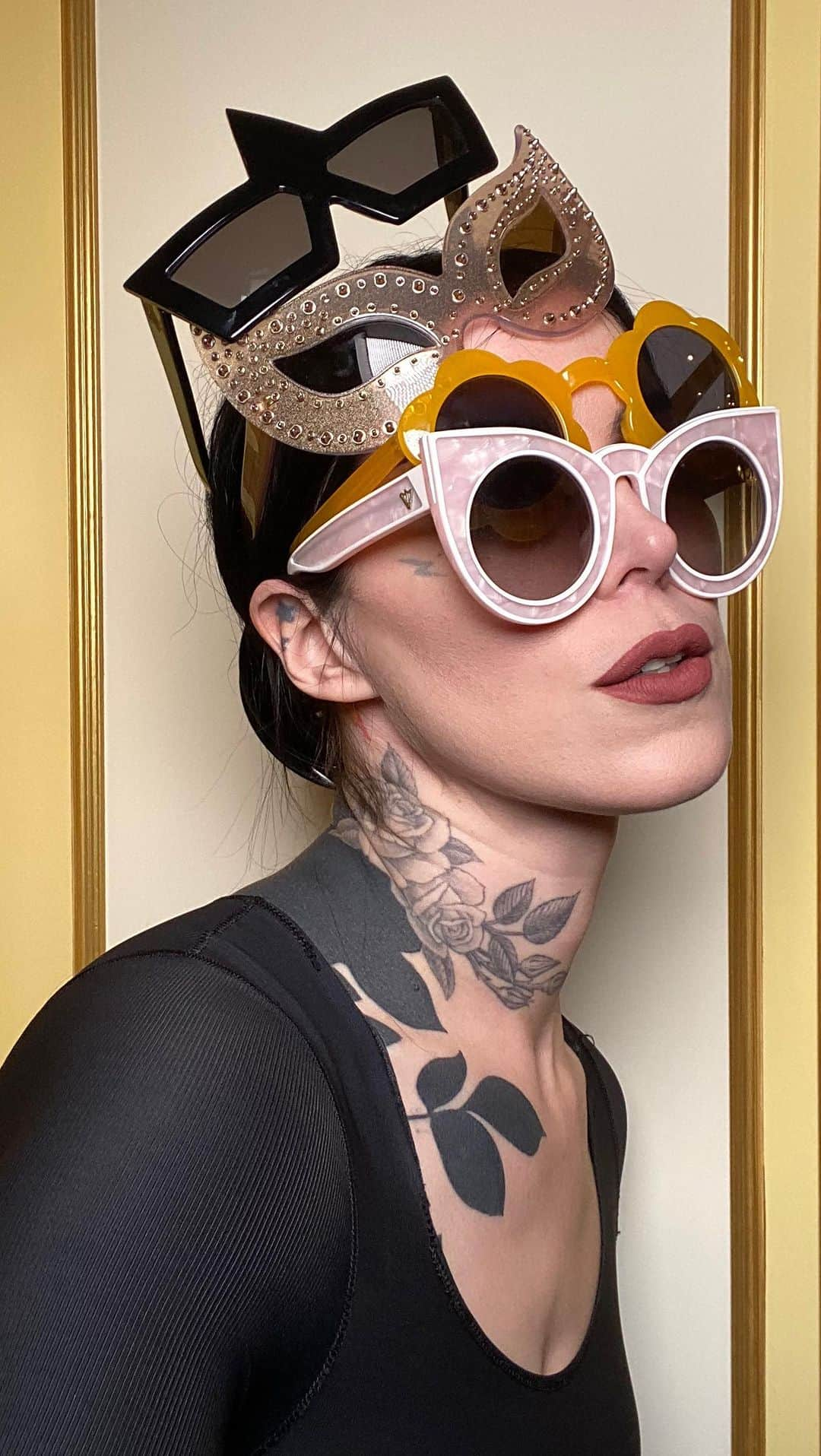 Kat Von Dのインスタグラム：「THIS SATURDAY!!🚨 Starting at Noon (PST) I will be Live auctioning off 100 pairs of sunglasses from my personal collection! 🙀  Click the link in my bio to sign up now for the Live Auction, if you haven’t already!   The last auction I did on the @whatnot App was amazing and this one is gonna be even more fun!!  Here’s what you need to know to be a part of it:  •Live auction will be filmed here at my house in my closet w me and will start at Noon (pst) sharp!   •click the link in my bio to set up your WhatNot app to become a verified buyer. It’s free, and literally takes a minute (and plus it’s a dope app)!  •All sunglasses have a starting bid of $10, but pre-bids have already begun on the WhatNot App.   •I plan on starting and ending the Live auction with a few FREE giveaways, so get ready!   •sunglasses from my collection will include tons of beautiful and wild shades from indie, avant garde and major designers from around the world.   •and no, you don’t have to bid on anything just to join, watch, and hang with me.   See you, Saturday!   X KvD」