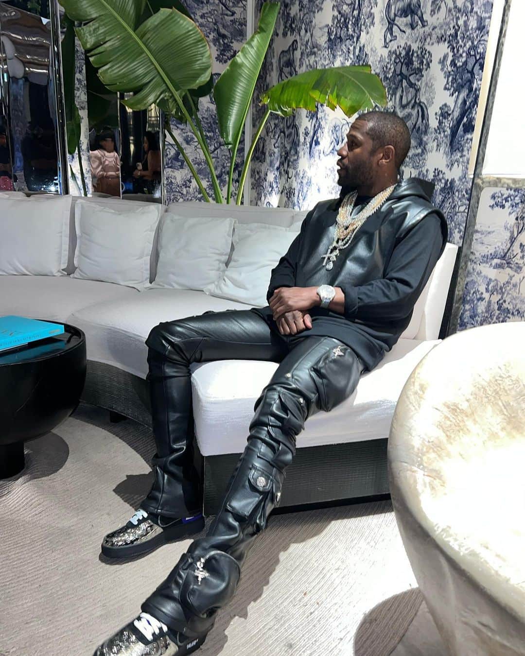 フロイド・メイウェザー・ジュニアのインスタグラム：「The drip is on me and the swag is in me. #dubai」