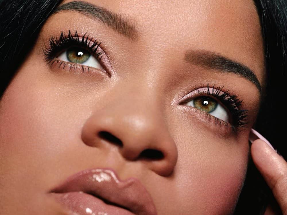 リアーナのインスタグラム：「new baddie on da block….and she #HELLATHICC  @fentybeauty new volumizing mascara coming march 28  fentybeauty.com」