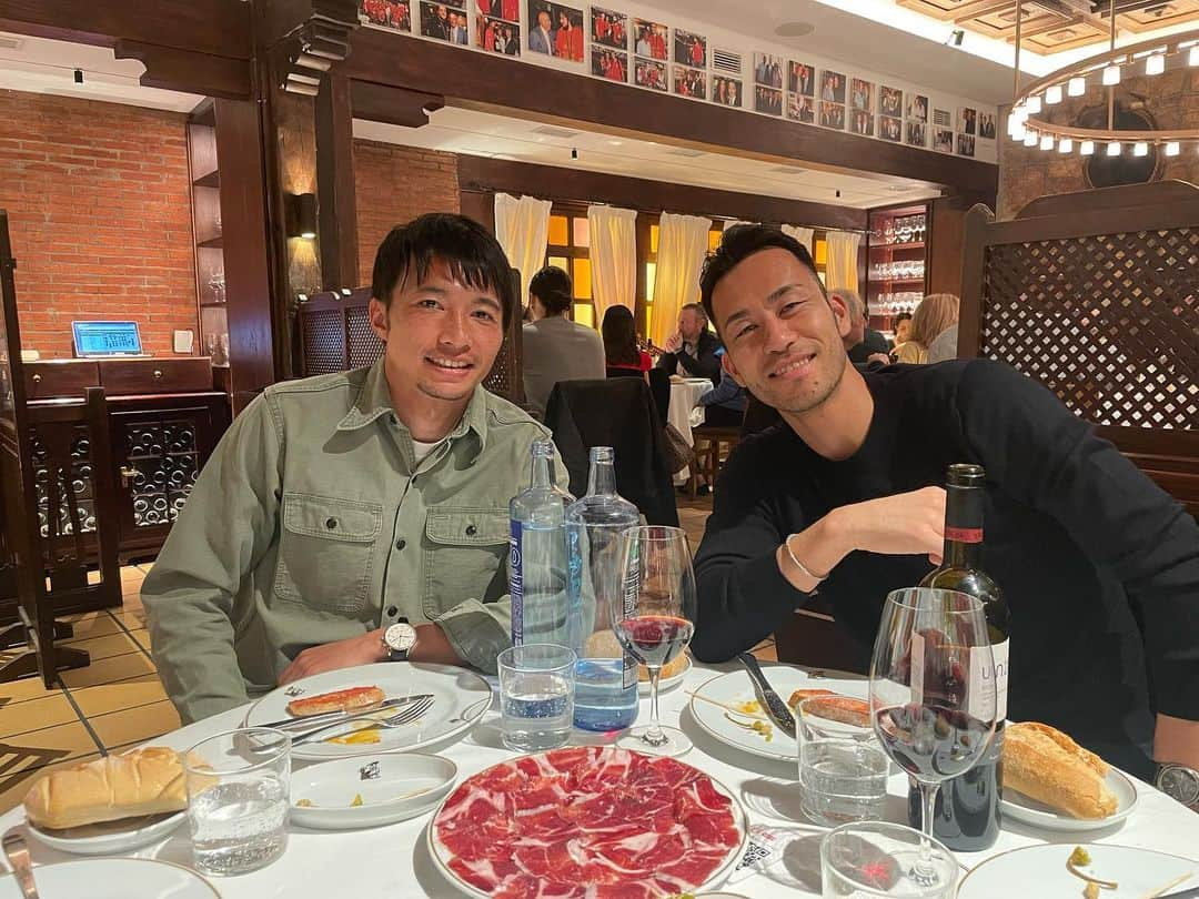 吉田麻也のインスタグラム：「Hola Madrid!! 🇪🇸  岳が全くインスタ更新しないから僕が載せます。皆さん岳は元気です。」