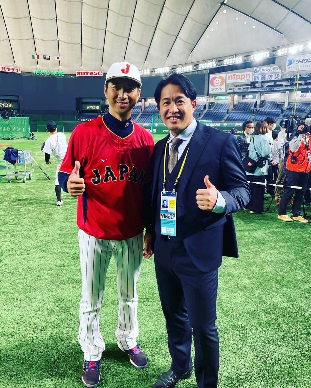 五十嵐亮太のインスタグラム：「イケメンで話題の城石コーチ  いよいよ決勝戦。頑張れニッポン🇯🇵  #wbc #城石憲之」
