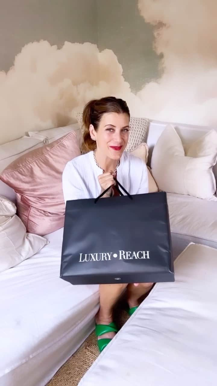 ケイト・ウォルシュのインスタグラム：「Loved unboxing this beauty from @LuxuryInReach! 😍✨ We had to reschedule today’s Insta Live to a later date so go give them a follow and stay tuned for more updates ❤️ 🙏 #FemaleFounders」