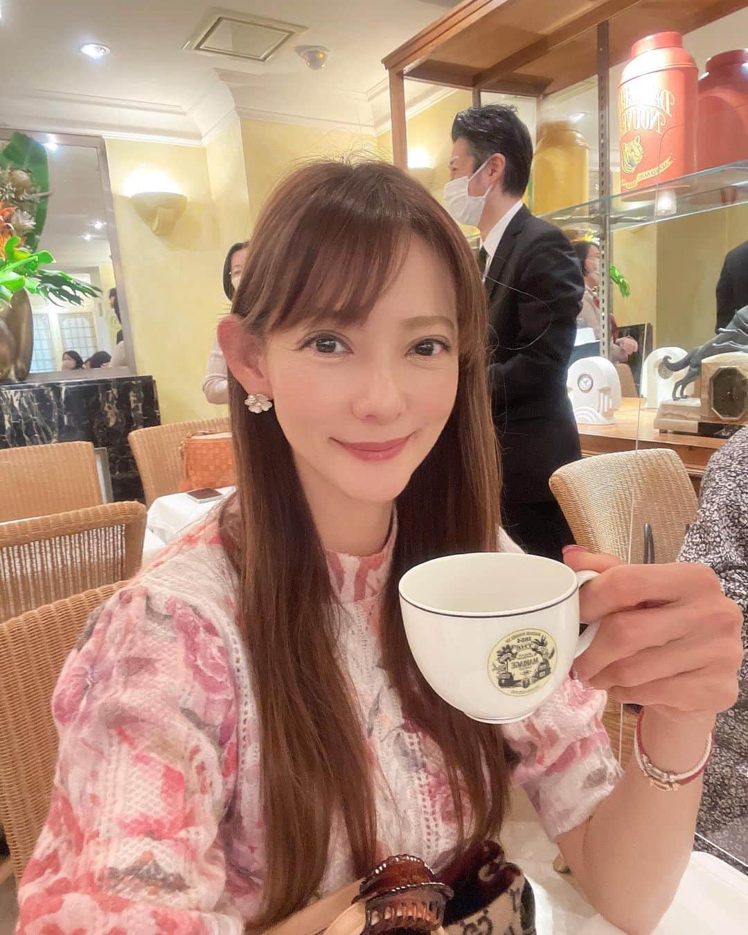 箕輪玖美さんのインスタグラム写真 - (箕輪玖美Instagram)「マリアージュフレールで、お紅茶のセミナー😊 ・ ・ この日は桜のフレーバーティーを飲み比べ☕️ 一気に桜満開モードに〜☺️🌸 ・ ・ 人気で中々参加出来ないティーセミナーを貸切開催して下さった @beyond_spacetime さん  いつもお声がけ頂き、ありがとうございます😊💕  #マリアージュフレール銀座本店 #マリアージュフレール #ティークラブ #紅茶のお勉強 #紅茶大好き #美味しい紅茶の淹れ方 #おもてなし #心豊かな暮らし #趣味の時間 #習い事大好き #アラフィフ女子 #箕輪玖美」3月22日 7時36分 - kumi.111