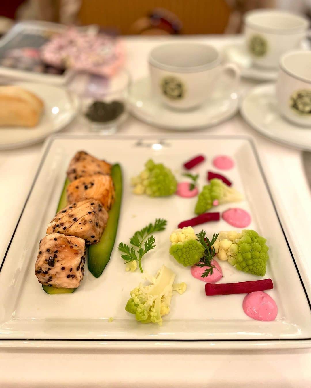 箕輪玖美さんのインスタグラム写真 - (箕輪玖美Instagram)「マリアージュフレールで、お紅茶のセミナー😊 ・ ・ この日は桜のフレーバーティーを飲み比べ☕️ 一気に桜満開モードに〜☺️🌸 ・ ・ 人気で中々参加出来ないティーセミナーを貸切開催して下さった @beyond_spacetime さん  いつもお声がけ頂き、ありがとうございます😊💕  #マリアージュフレール銀座本店 #マリアージュフレール #ティークラブ #紅茶のお勉強 #紅茶大好き #美味しい紅茶の淹れ方 #おもてなし #心豊かな暮らし #趣味の時間 #習い事大好き #アラフィフ女子 #箕輪玖美」3月22日 7時36分 - kumi.111
