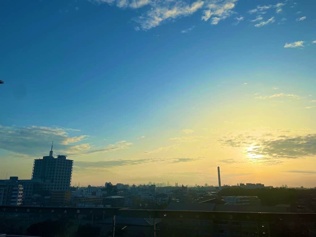 美甘子さんのインスタグラム写真 - (美甘子Instagram)「東京は午後から雨みたいだけれど、朝は晴れて良かった☀️ 綺麗な空！ WBC決勝戦、勝って欲しい〜！ 今日3.22は牡羊座の新月なのでスタートの日🌑 願い事を書きました☺️ #新月」3月22日 7時36分 - rekish_mikako