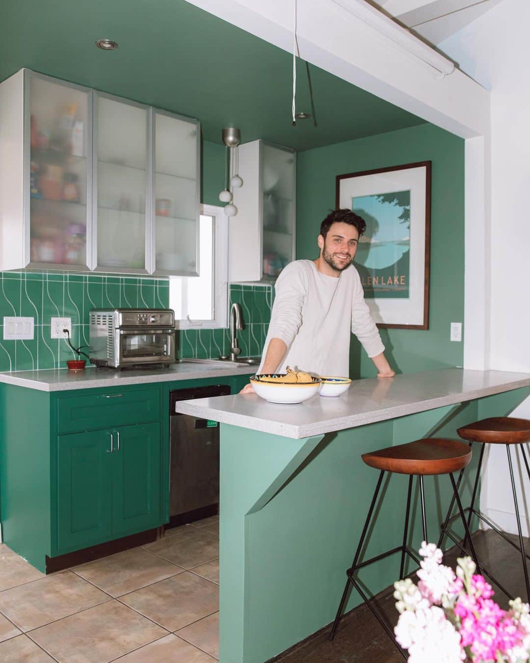 ジャック・ファライーのインスタグラム：「@laurelline absolutely nailed the design on my brothers place. Shoutout to @zia_tile for the beautiful green tile! Xx」