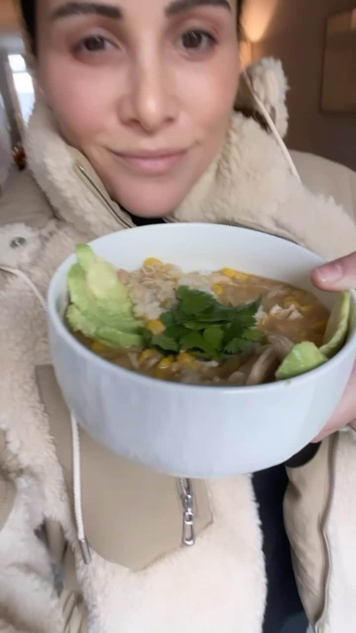 アンディ・ドーフマンのインスタグラム：「This one’s worth saving! Made the easiest + yummiest slow cooker chicken Chili tonight …. Go me lol! 🤤」