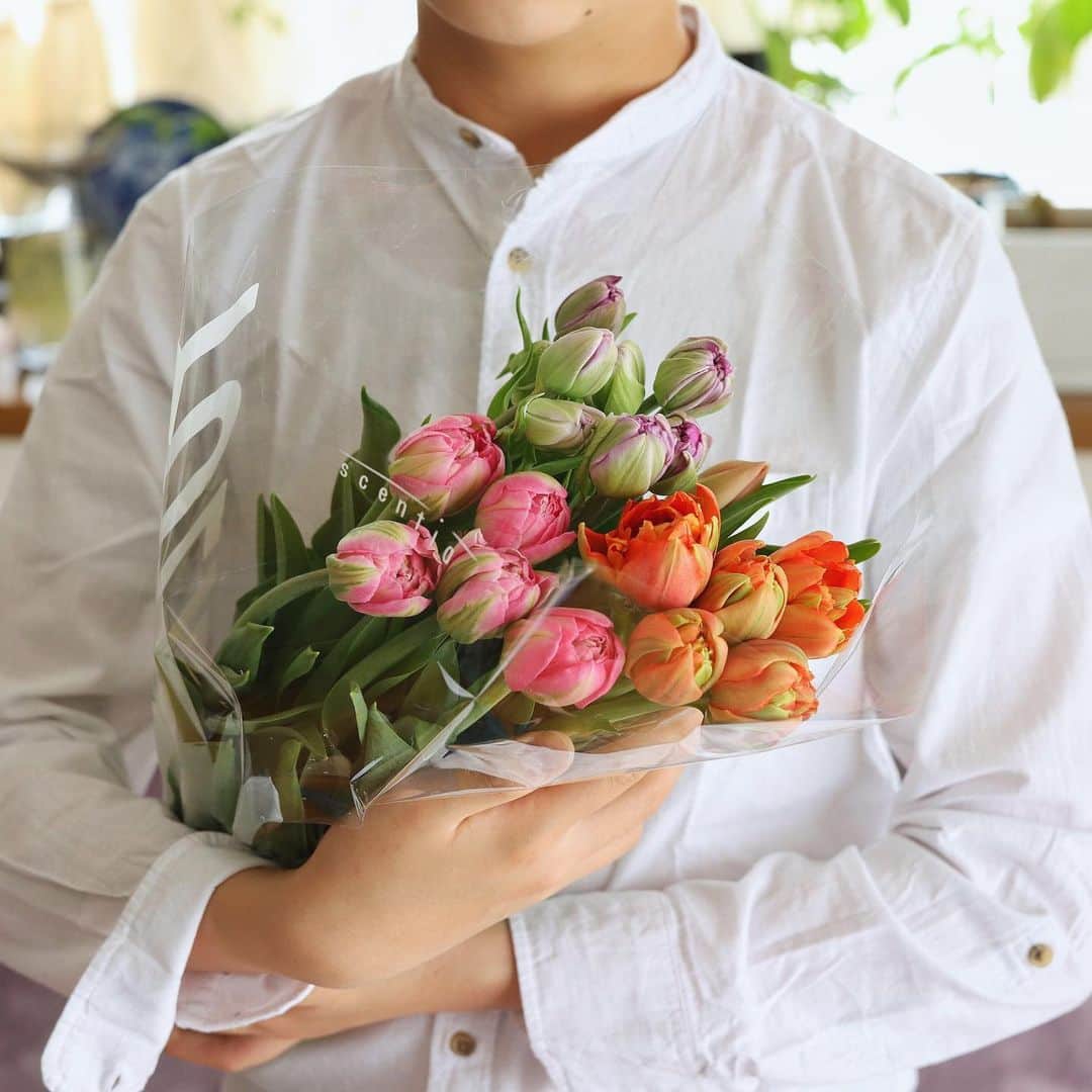 のん ◡̈*さんのインスタグラム写真 - (のん ◡̈*Instagram)「・ 例の500円モデルくん👦🏻と、センティアのチューリップで おはようございます🌷 ・ ・ 好きなお花はチューリップと紫陽花です。 この季節はお花屋さんを通るたびに どんなチューリップが入荷してるかな？って 毎回立ち寄ってしまいます☺️ みなさんはどんなお花が好きですか？ ・ ・ 今回は、いま話題のお花屋さんアプリ💐 FLOWER @flowr_is を使って、 お花の購入にチャレンジ✨してみました♪ 購入したのはやっぱりチューリップ🌷です。 ・ お花の宅配にはちょっと心配もあったけど、 届いたお花は箱から素敵でワクワク😍 開封してみると、なかなか手に入らない珍しい 品種のチューリップが4種類ミックスで、 たっぷり20本も入っていました！ これはテンションあがる〜😍 ・ 生産者さんからの直送便なので 花束はイキイキフレッシュ！！ 美しい状態を長く楽しめるよう、 硬いつぼみの状態で届けてくれたのも嬉しかったです❤️ ・ 早速水切りすると、ぐんぐん水を吸いあげて ふっくらと色づきはじめました。 これから毎日可愛らしい姿を楽しませてくれそうで楽しみです😊🌷 ・ ・ FLOWER @flowr_is は、ロスをなくすことで たっぷりのお花をお得な価格で提供する #ロスレスブーケ を販売するアプリです。 ・ アプリから好きなお花を選んで購入すると、 新鮮なお花が玄関まで届く嬉しいサービス💖  素敵な季節のブーケがたくさんあるので、 是非　@flowr_is を覗いてみてくださいね😉 ・ 参考までに、こちらセンティアのおまかせチューリップは、 税込 ¥3,630 送料無料でした🌷 ・ お花を購入される際には、 こちらの10%OFFクーポンをご利用くださいね💐 クーポンコード『 MCFL 』です♪ ・ ・ ・ さぁ、いよいよWBC決勝戦✨です。 みんなで日本を応援しましょう📣🤗 ・ ・ ・ ・ #フラワーベース #aalto #アルヴァアアルト #チューリップ #花のある暮らし #tulip #イッタラ #丁寧な暮らし #iittala #北欧 #センティア  #季節の花 #花 #花束 #花器 #colorful #son  #igersjp #onthetable #flower」3月22日 8時24分 - non_la_non