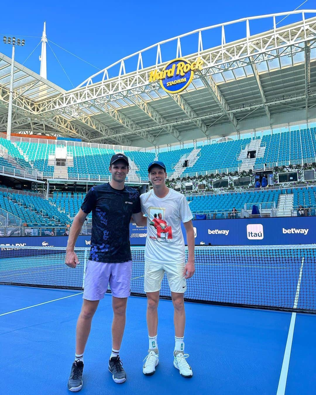 フベルト・フルカチュさんのインスタグラム写真 - (フベルト・フルカチュInstagram)「Good to be back in Miami!🎾🌴🌞 Thanks @janniksin for the hit!」3月22日 8時26分 - hubihurkacz