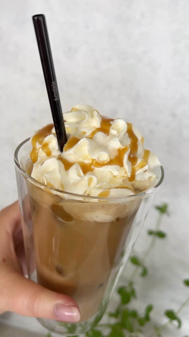 Shannonのインスタグラム：「A fancy iced coffee at home 💭」