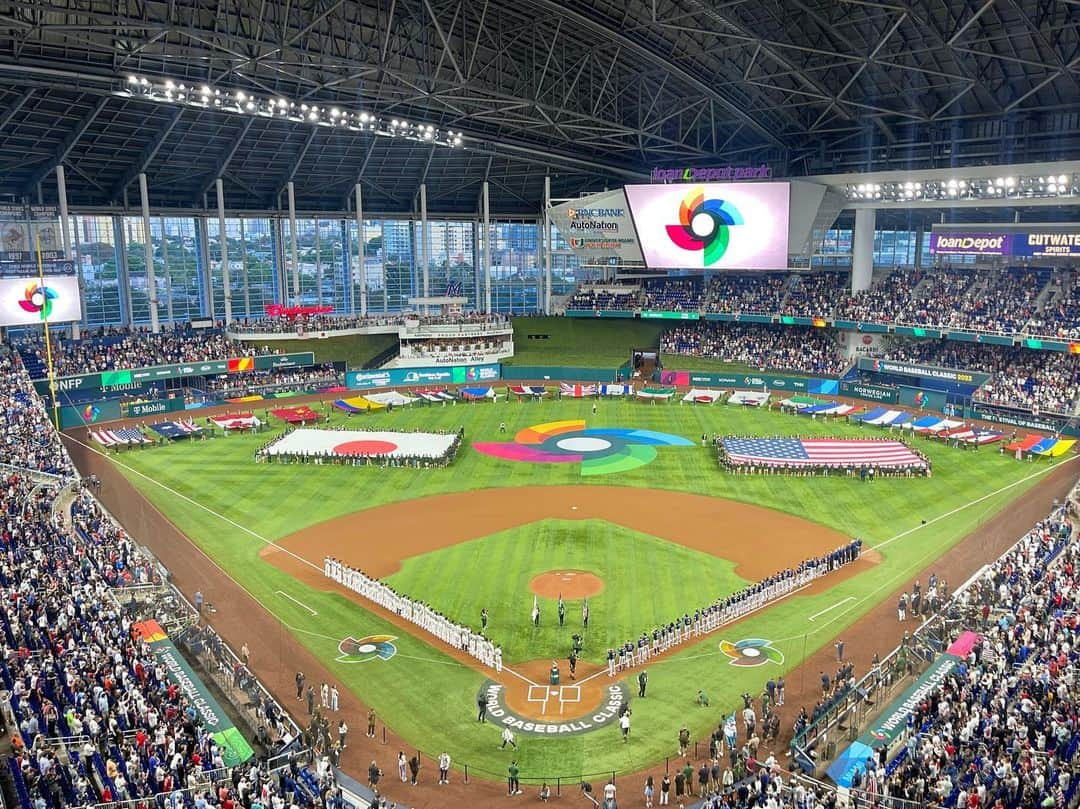 福田太郎のインスタグラム：「⚾︎WBC⚾︎ 勝つよ！いざ！世界一へ🎌 ⠀ アメリカとの頂上決戦🔥 世界最高峰の戦いはHTBで！ 🇺🇸⚔️🇯🇵🏟⚾️📺📣🙆‍♀️🙆‍♂️ ⠀ #WBC #worldbaseballclassic  #日本代表 #侍ジャパン #夢は正夢 #アメリカ #フロリダ #マイアミ #MLB #marlins  #loandepotpark  #America vs. #JAPAN #LetsGoJapan #野球 #すげぇ #HTB #アナウンサー #福田太郎 またこの場所に、戻って来られたことがとても幸せ😂 I’m back here, the U.S.!!!」