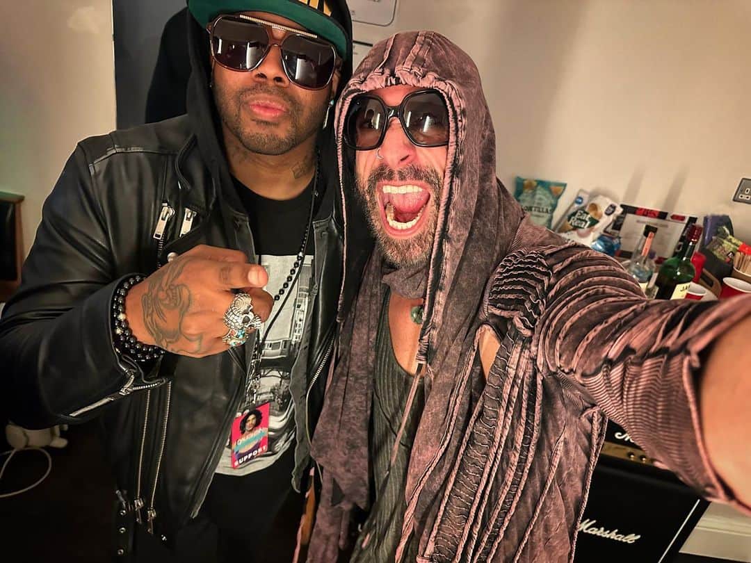 クリス・ドートリーのインスタグラム：「This UK tour with @ayronjonesmusic has been INCREDIBLE every night!!!! Thank you all for coming out and making us feel like rockstars! Much love 💜💜💜💜」