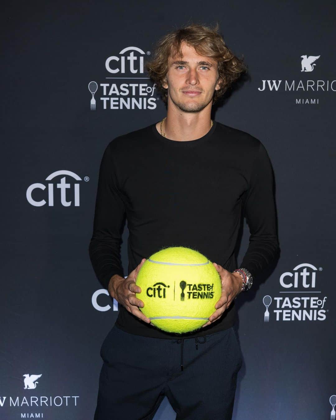 アレクサンダー・ズベレフのインスタグラム：「Miami nights bring out the energy, especially at the @tasteoftennis ⚡️🎾🕺🏼  #miami #tasteoftennis #miamiopen @jwmarriottmiami」