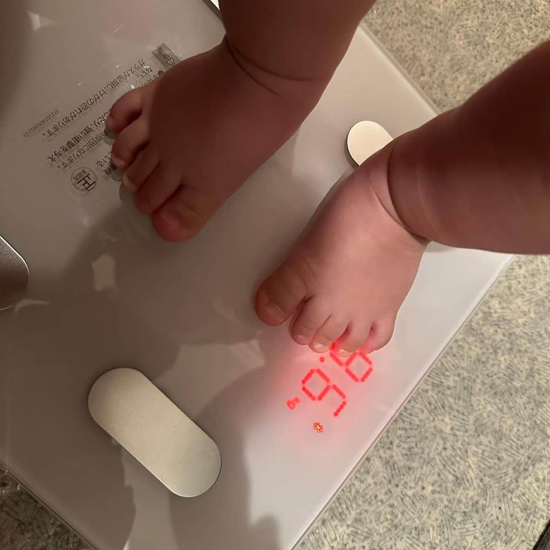やしろ優さんのインスタグラム写真 - (やしろ優Instagram)「初めてひとりで 体重計乗れたよ。  #やさ丸 #1歳2ヶ月」3月22日 9時20分 - yashiroyuuuu