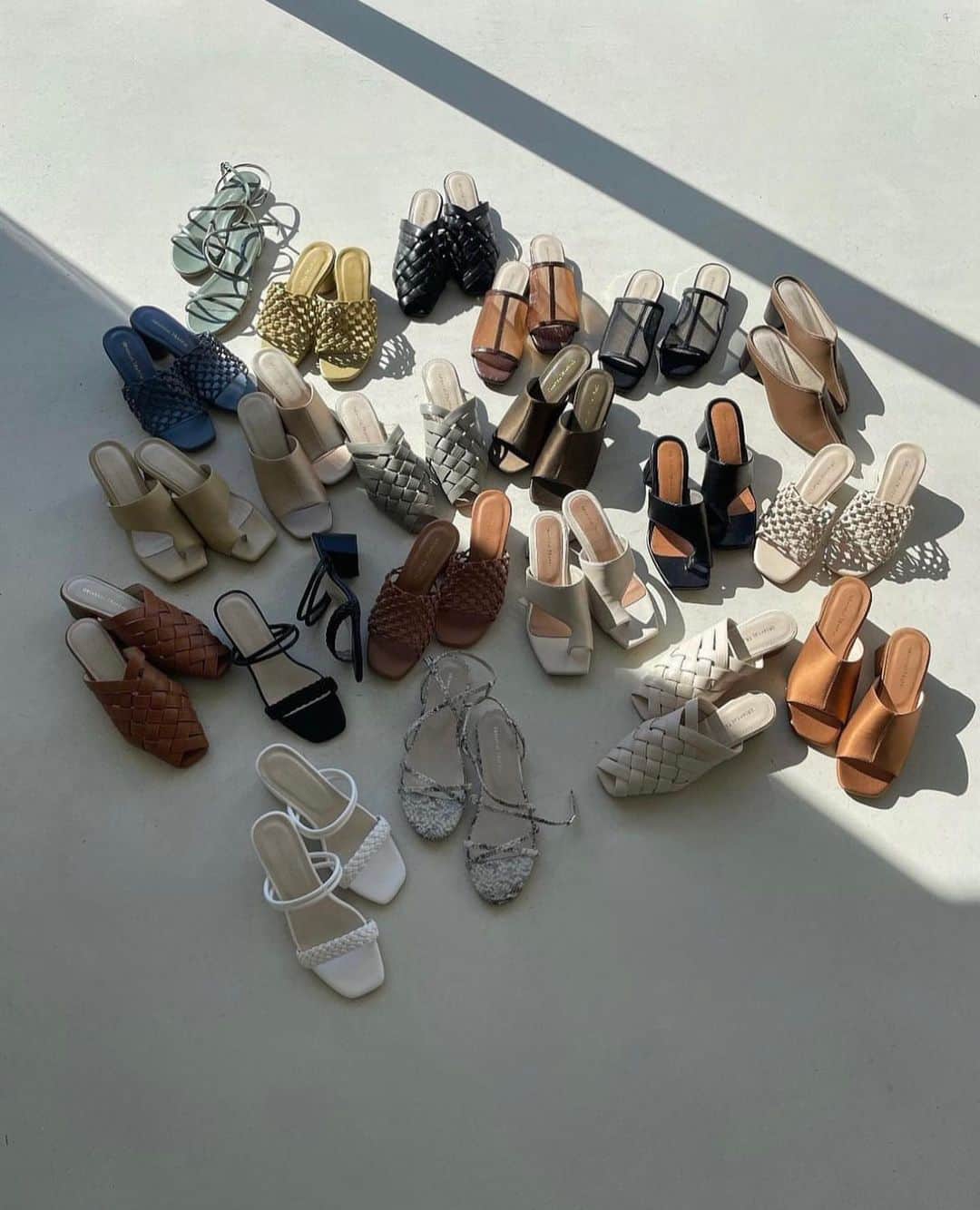 田畑佑莉さんのインスタグラム写真 - (田畑佑莉Instagram)「coat × sandal の春ならではの組み合わせ好き🍐🫐👡」3月22日 9時39分 - lily02tbt