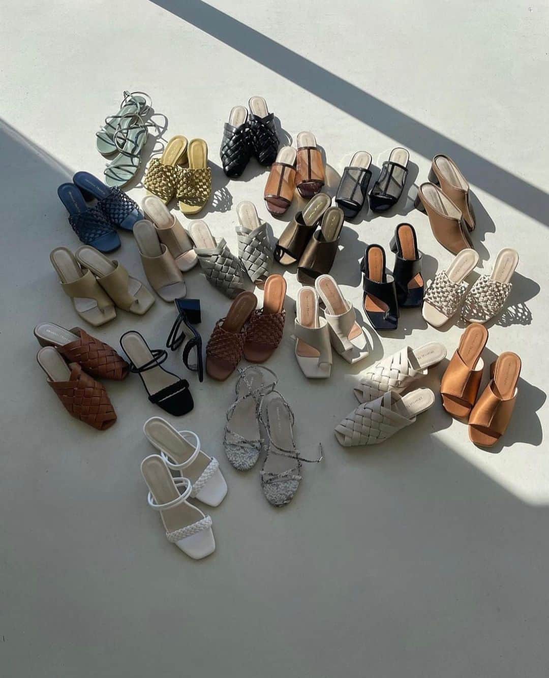 のインスタグラム：「coat × sandal の春ならではの組み合わせ好き🍐🫐👡」